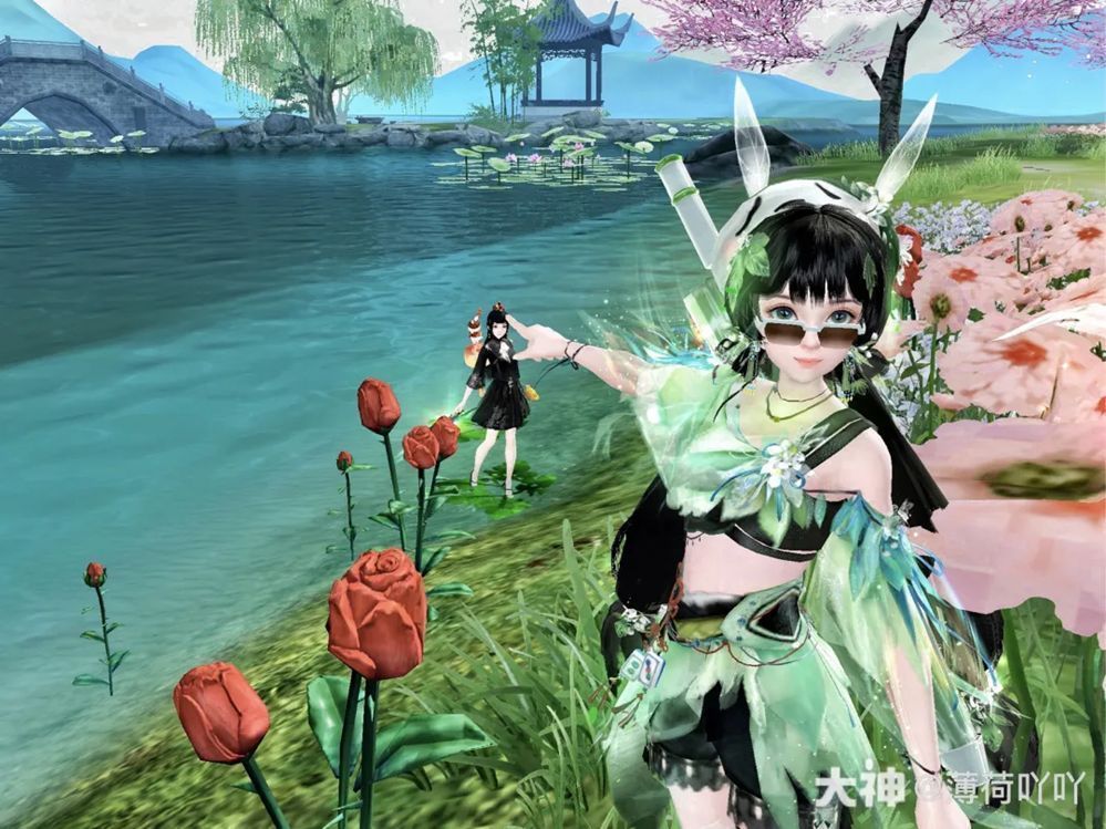 薄荷吖吖少侠站在湖边绿衣飘飘，手指指向身后同伴，构图新颖有趣