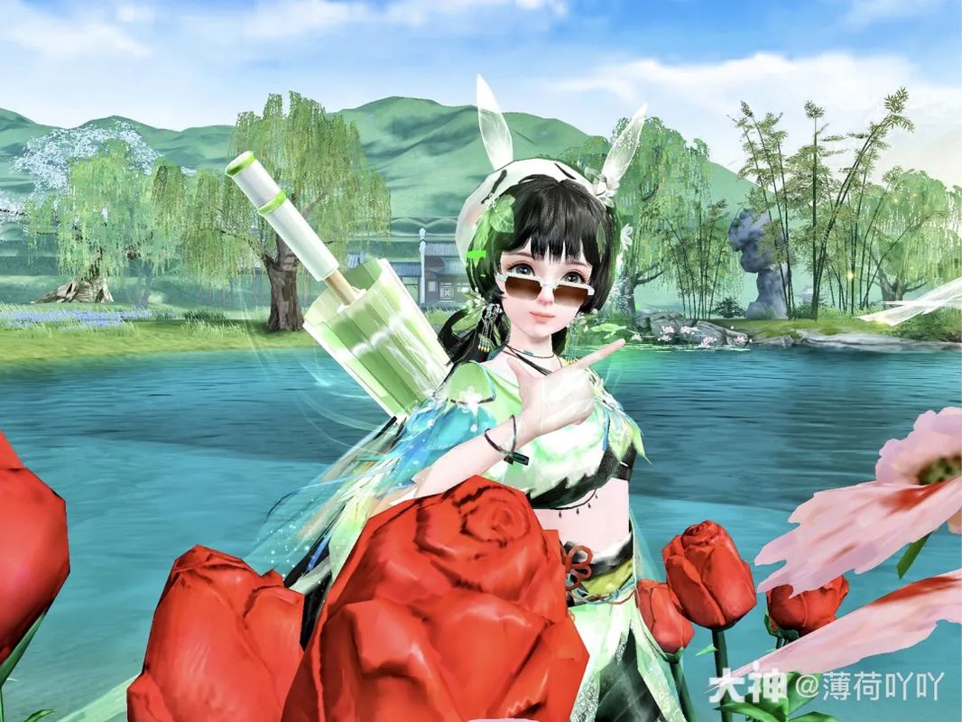 薄荷吖吖少侠戴墨镜立于湖畔，右手比出帅气手势，整体造型时尚有型