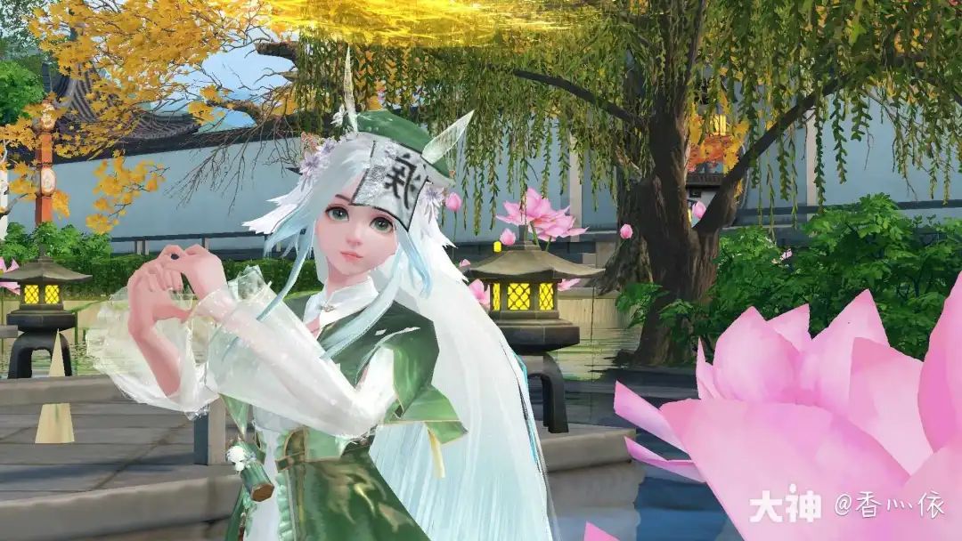 香灬依少侠侧身站在荷池旁，回头微笑并双手比心，画面甜美治愈