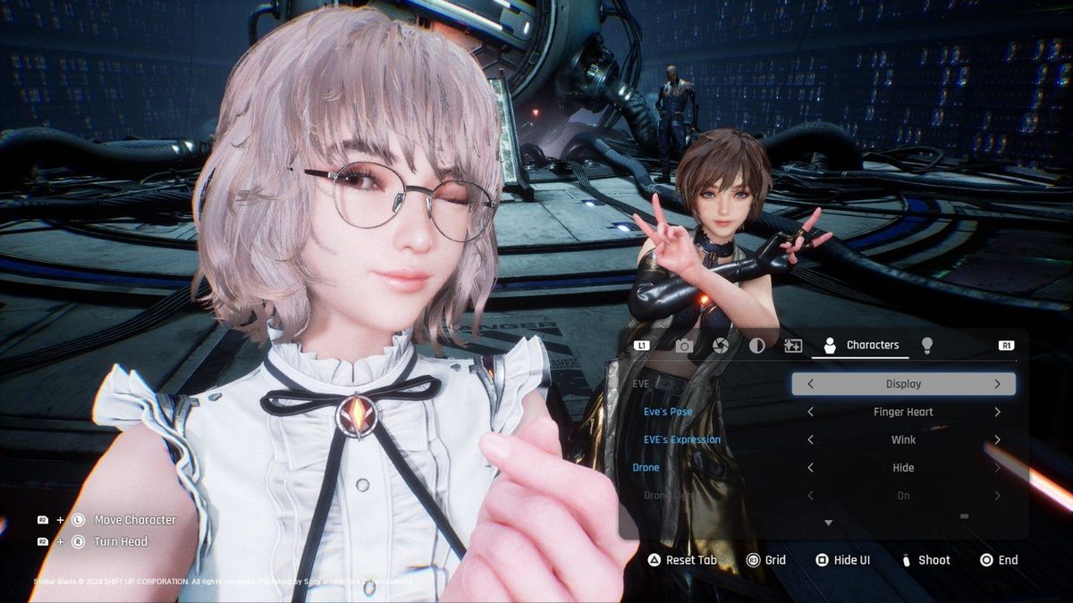 高速战斗瞬间，伊芙跃起挥刀斩击机械敌人，火花与能量光效四散