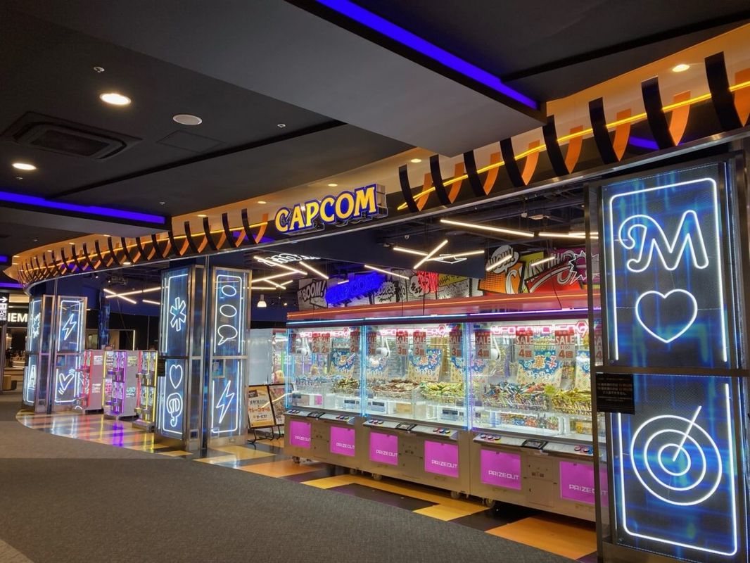 玩家在店内试玩《怪物猎人：荒野》，专注操作手柄进行战斗的画面