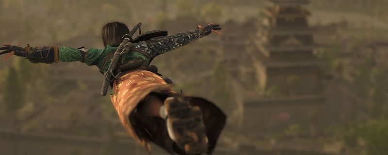 《刺客信条：影》游戏中角色使用抓钩在建筑间摇荡的场景，背景为日式庭院风格