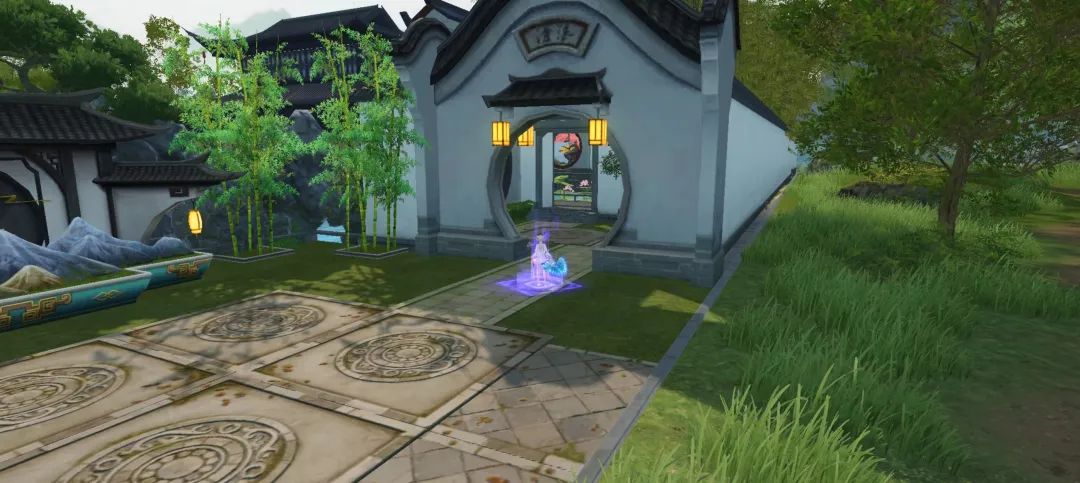 庭院中央铺有云纹地砖，一侧为盆景假山与竹子，另一侧为绿草坪