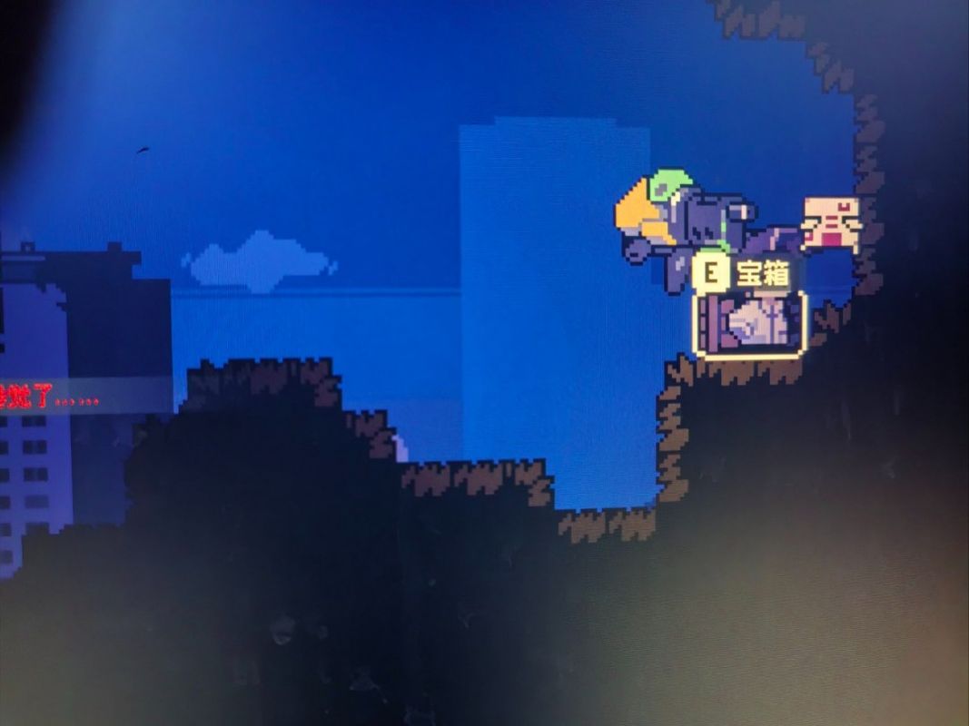 宝箱特写镜头，内部发光的游戏机清晰可见，周围环绕着微光粒子效果