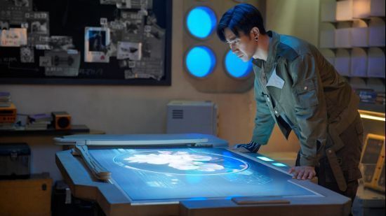 主角在雨夜中穿行于赛博都市街道，周围全息广告闪烁，氛围感十足