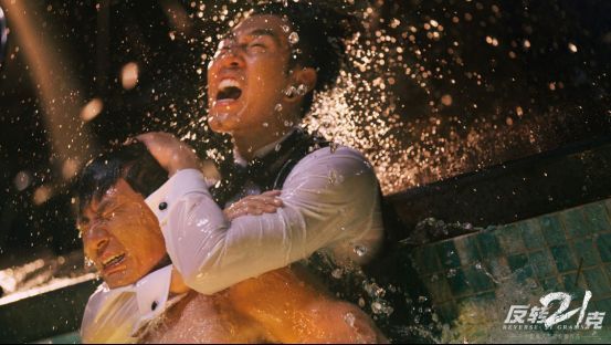 主角与反派在天台激烈对战，背景是城市夜景，动作张力十足