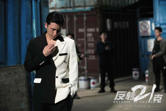 主角在昏暗房间内查看线索面板，墙上贴满案件资料，充满侦探氛围