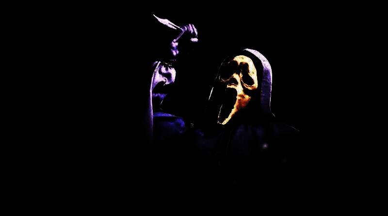 《真人快打1》中鬼脸杀手角色展示，身穿经典连帽黑袍，手持匕首，背景为暗夜街道场景