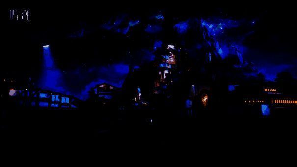 玩家角色在广袤草原上奔跑，远处山脉起伏，天空云层流动，光影效果逼真