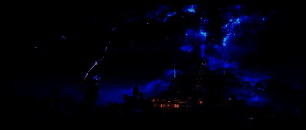 角色站在悬崖边俯瞰城市废墟，夕阳洒落肩头，风吹动发丝与衣角，氛围感拉满