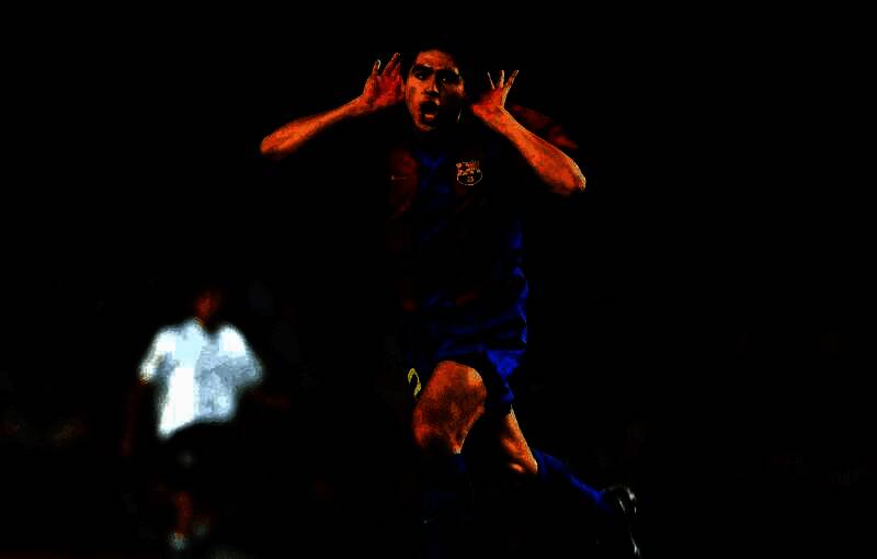 埃德米尔森身穿巴塞罗那球衣，站在球场中央目光坚定，背景为诺坎普球场的热烈氛围