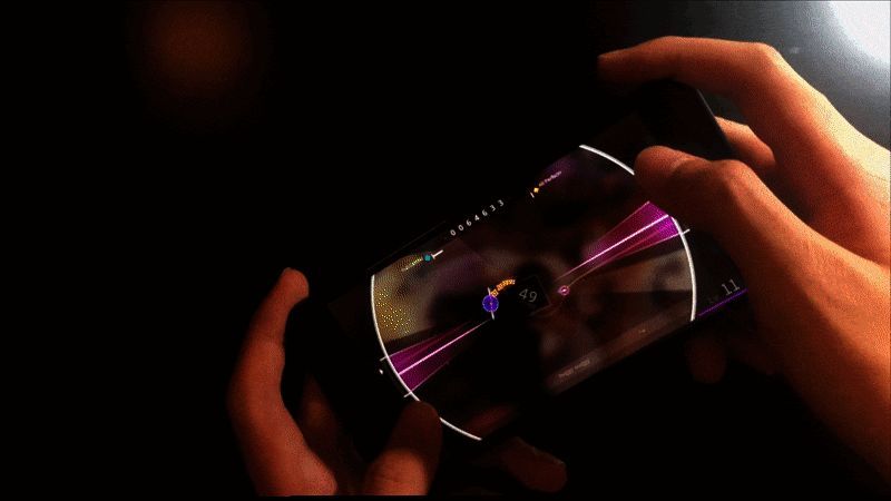 游戏实机操作GIF，玩家手持手机左右快速旋转，屏幕上音符随节奏精准命中