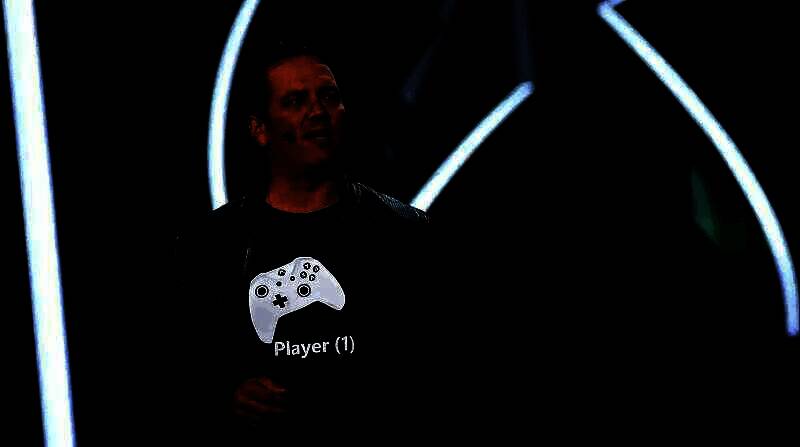 Xbox负责人Phil Spencer接受采访画面，背景为Xbox标志与游戏画面