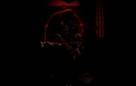 剧情演出画面，角色站在雨夜街头，对话框浮现多个选择支，背景光影流动，氛围感十足