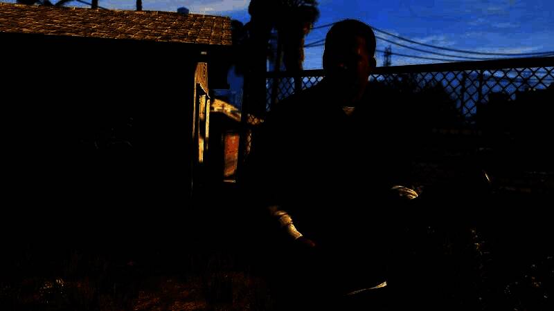 肖恩·丰泰诺身穿休闲装接受采访，神情认真，背景为直播节目布景