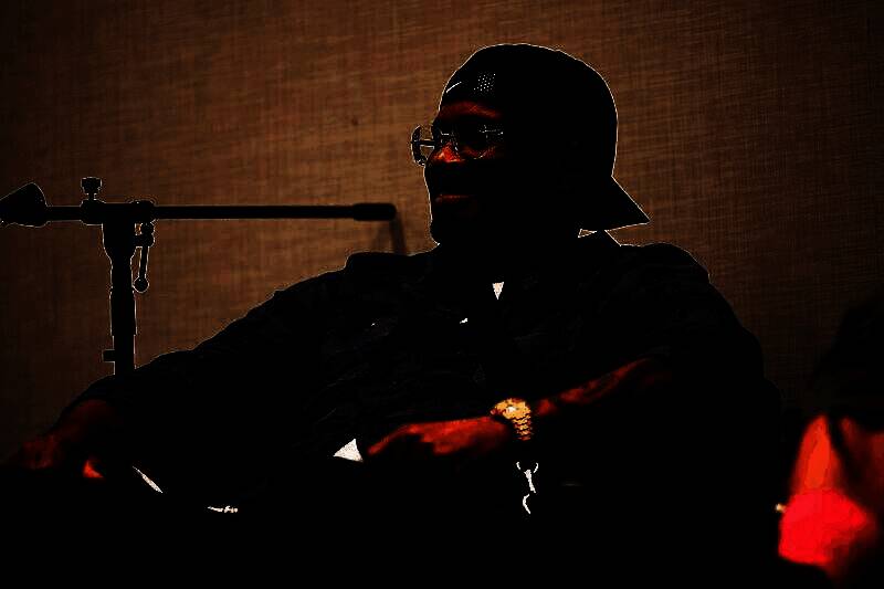 《GTA5》游戏中富兰克林角色形象，身穿连帽衫站在洛圣都街头，背景为城市夜景