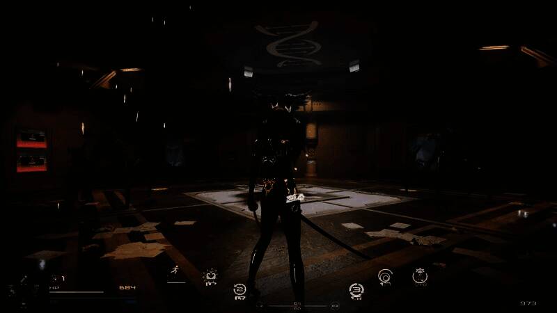 女主角站在空旷的商场中，灯光昏暗，四周弥漫着神秘气息