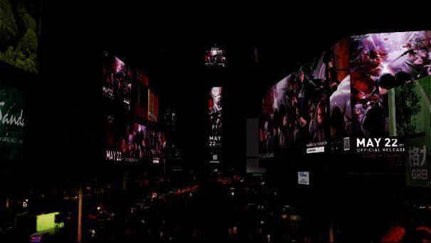 《鸣潮》痛车巡游实拍图，车辆全身绘制主角形象，行驶在城市高架桥上，吸引路人驻足拍照