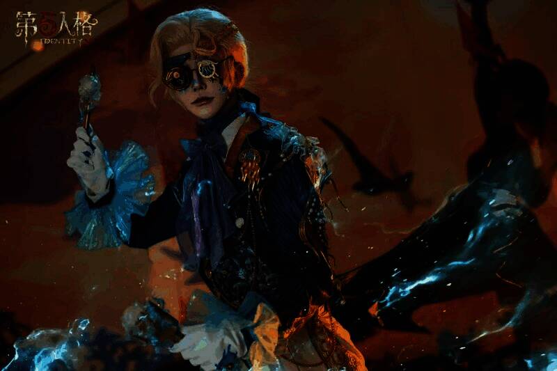 COSER扮演的‘法罗女士’站在舞台中央，身穿华丽长裙，手持伞具，氛围感十足