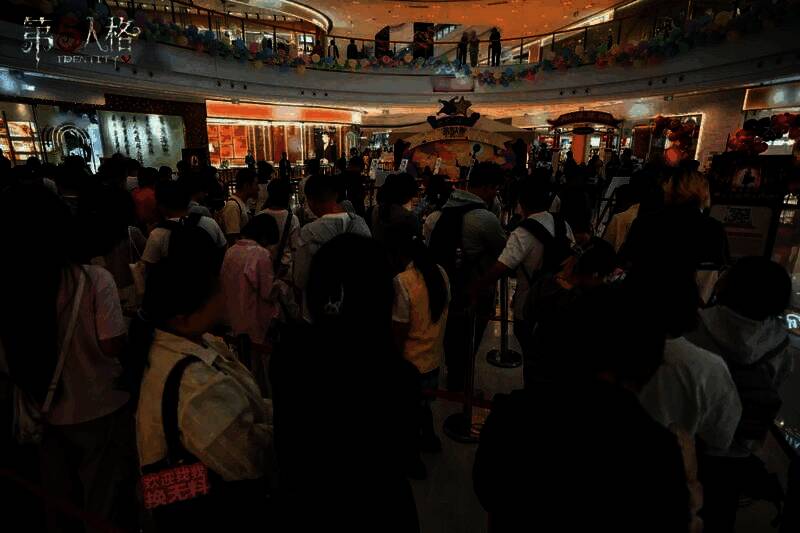 玩家正在参与‘秋叶寻踪’游戏，展台上摆放着仿真落叶与谜题卡牌