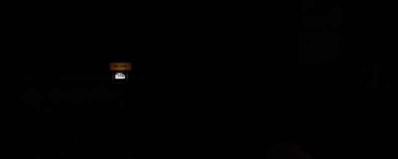 游戏画面展示凯莉站在居住区的站台旁，背景为未来风格的城市景观，空中悬浮着机械装置，氛围充满科技感