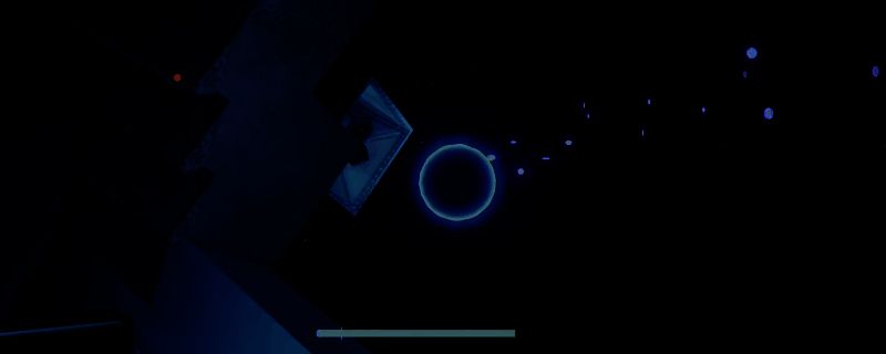 错位空间内部场景，蓝色光球照亮悬浮地面，右侧下层房间内有一条锈迹斑斑的金属管道延伸至深处