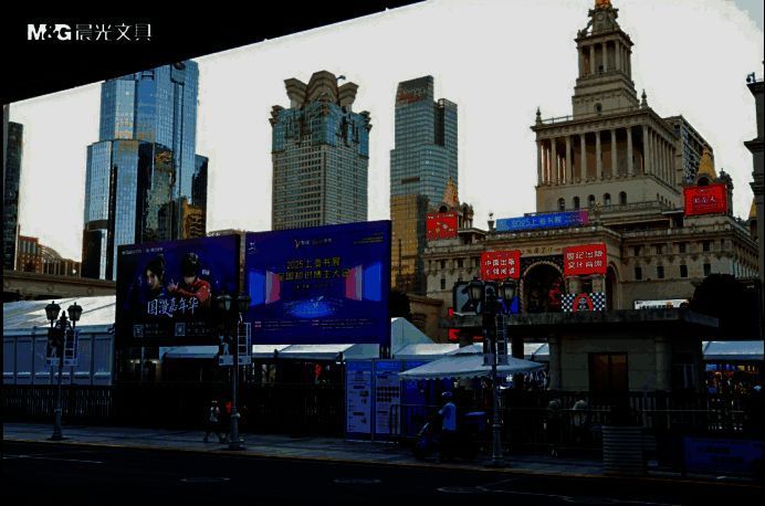 上海书展现场人潮涌动，晨光展台以国漫IP元素装饰，吸引大量年轻人驻足拍照