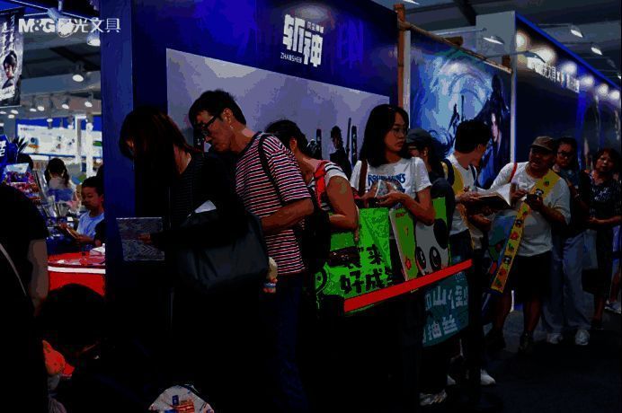 宏伊广场快闪店内，顾客正在挑选《斩神》联名笔记本，背景为巨型IP壁画