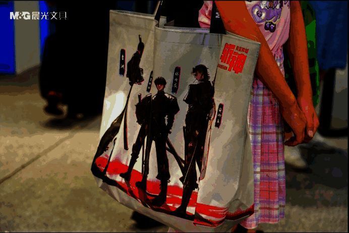 快闪店外排起长队，年轻人手持联名产品与coser合影，气氛热烈