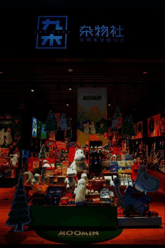 晨光在文具店内搭建微型孔庙场景，顾客可投签祈福，氛围庄重温馨