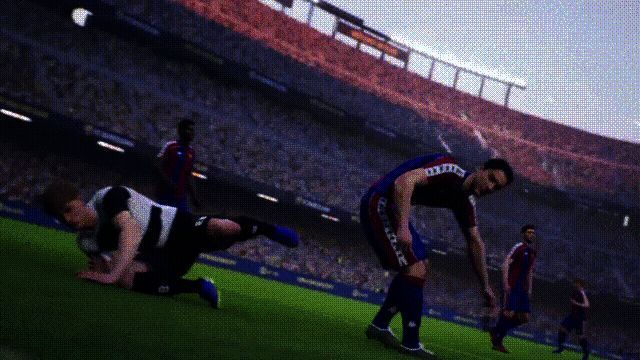 费雷尔在禁区内用脚后跟完成杂技式解围的动态画面