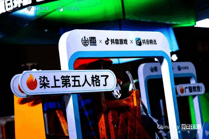 玩家在“有款游戏越打越年轻”主题墙前合影打卡