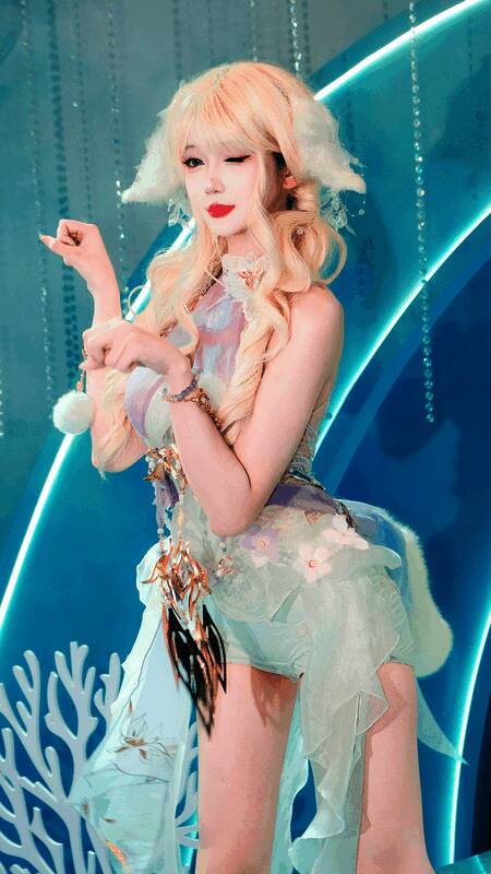 Coser火只木南身着精美角色服装，在摄影区进行专业拍摄