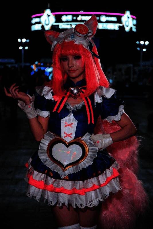 人气Coser谢安然在抖音展台前微笑比心，吸引粉丝围观