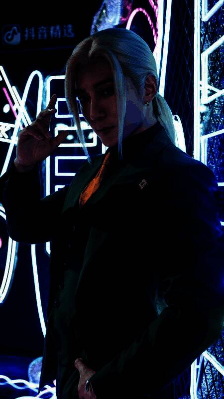 Coser张與息身穿古风服饰，在灯光下展现角色神韵