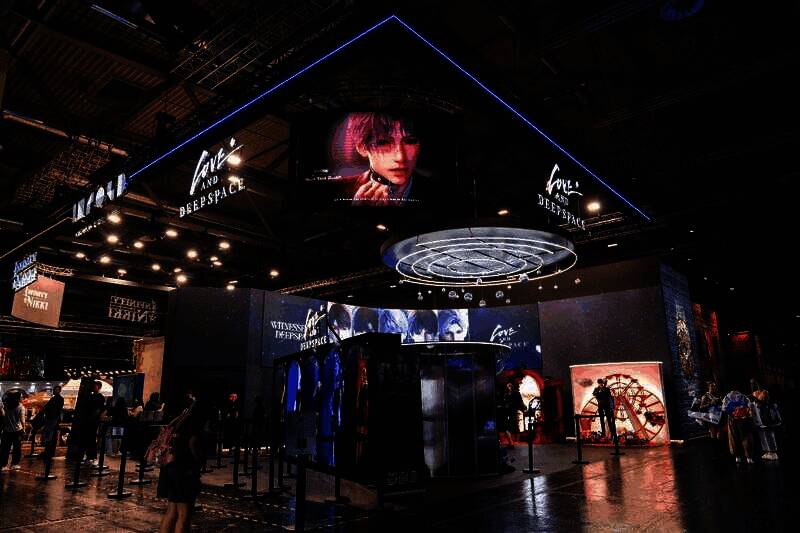 《恋与深空》展台前玩家排队体验温感互动装置，现场氛围热烈