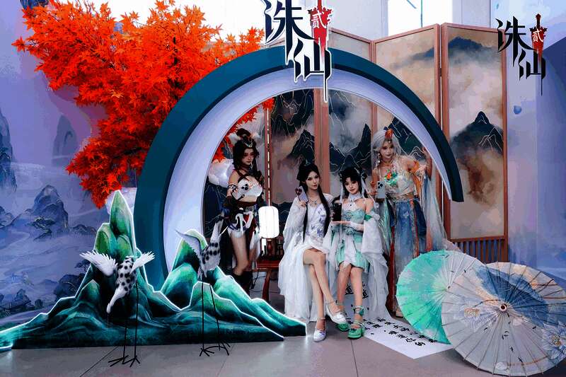 《诛仙2》游戏内战斗画面特写，角色释放技能时特效华丽，光影与粒子效果细腻逼真