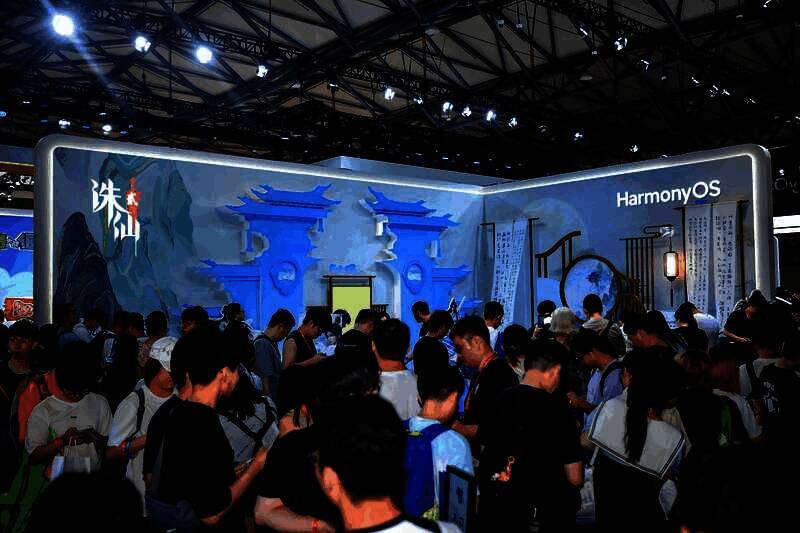 技术人员在现场演示《诛仙2》鸿蒙版运行效果，屏幕显示高帧率稳定画面与AI超分对比图