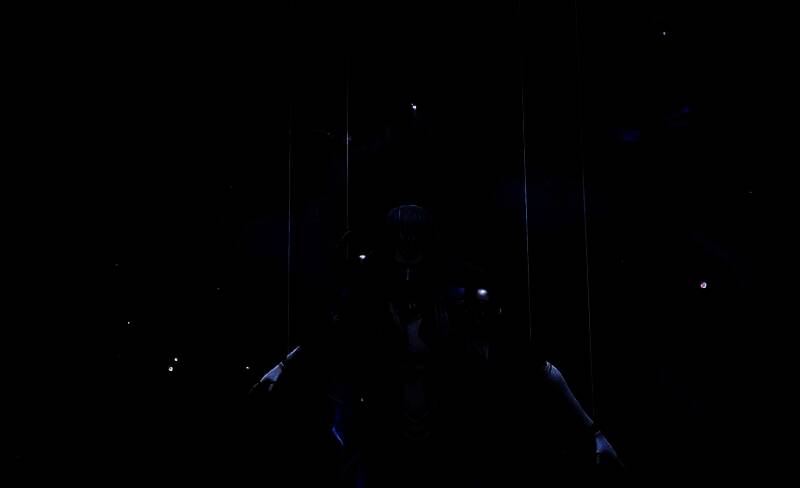 四名不同英雄协同作战，伽罗在后方拉弓射击，孙膑释放时光轮盘技能，队友围绕Boss形成包围阵型