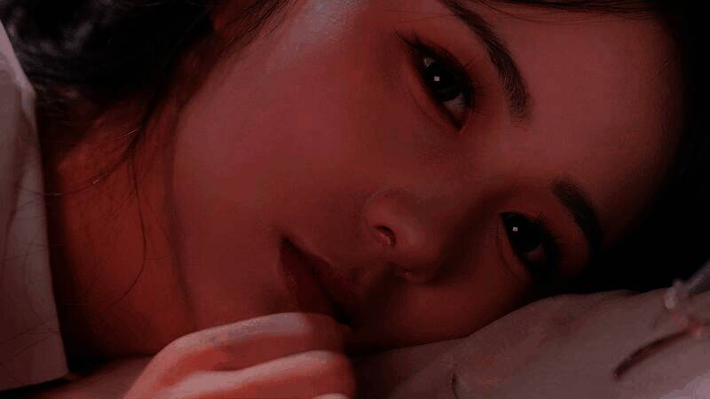 四位女主角集体亮相，站姿各异，展现不同性格特征