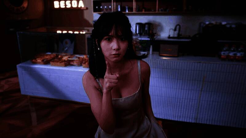 主角与女孩在雷电交加的夜空下并肩而立，准备迎战强敌