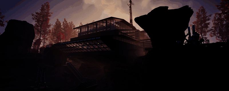 《幸福工厂》游戏内场景，玩家正在建造复杂的传送带系统，周围布满机械结构与管道