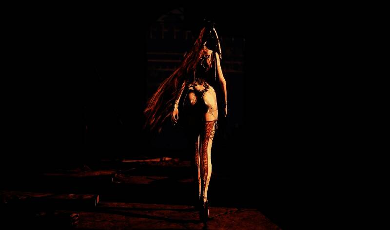 另一角度展示神经连结外观的背部设计，脊椎区域有动态光效延伸，细节精致