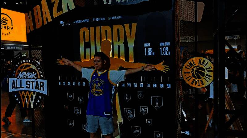 NBA2K手游与安德玛联名宣传海报特写，画面中库里持球突破，视觉冲击力强