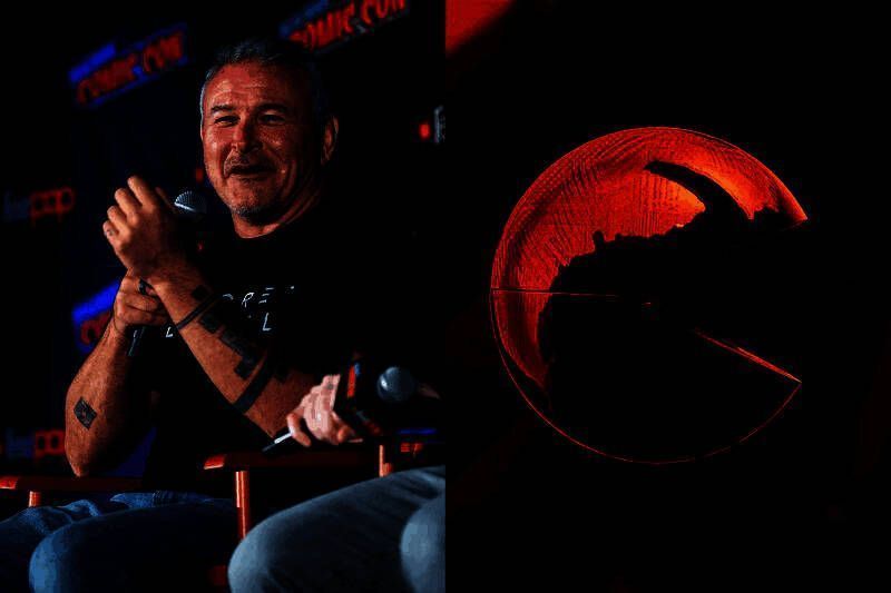 蒂姆·米勒接受采访的照片，背景为动画制作工作室，神情认真