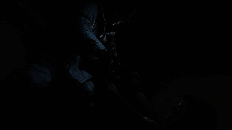 游戏界面展示琼斯使用相机拍摄古老石碑，屏幕上浮现神秘符号与解谜提示，科技感十足