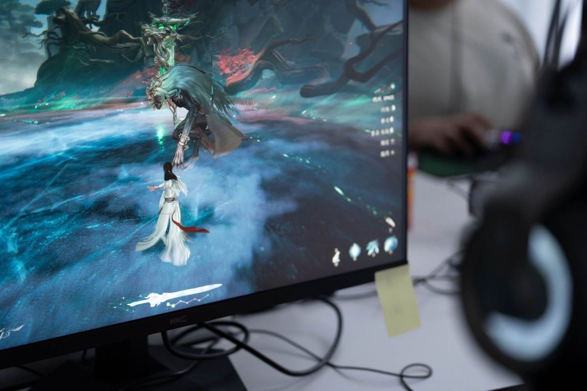 游戏主界面展示，山水画卷风格的修仙世界徐徐展开，远处有飞剑划过天际