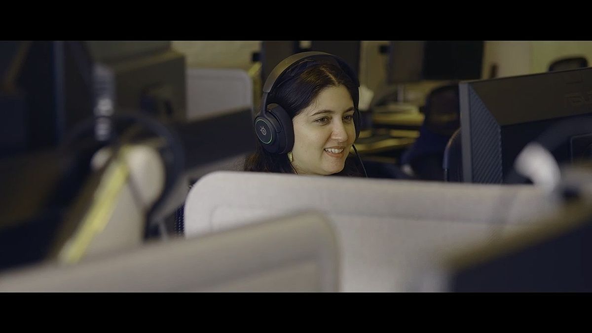 《午夜之南》游戏场景图，主角Hazel行走在浓雾弥漫的南方森林中，周围树木扭曲，氛围阴森