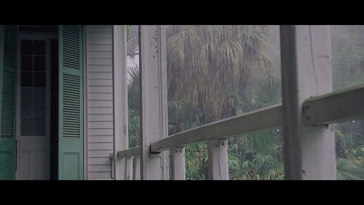 Hazel与神秘生物对峙的战斗画面，光影对比强烈，充满张力