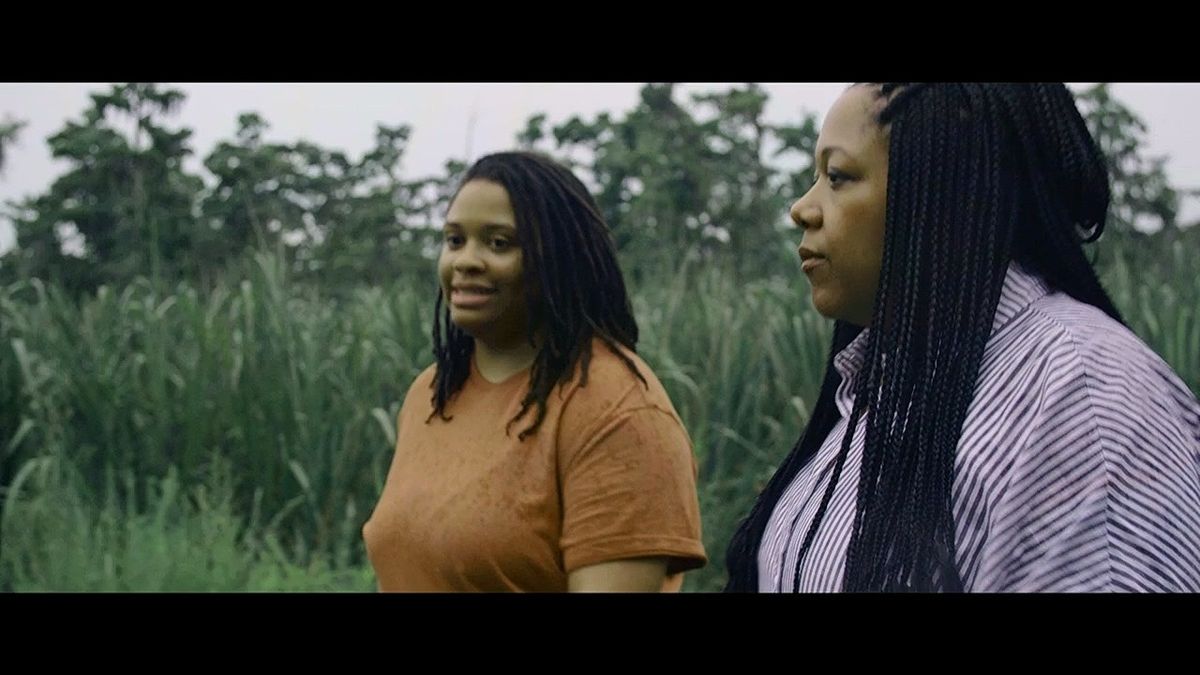 开发团队在工作室讨论游戏设计的手稿与模型